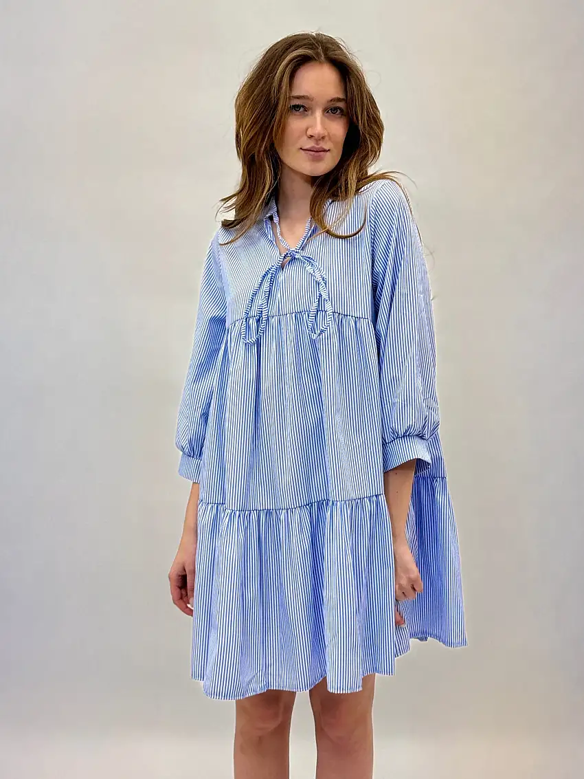 Abito a righe con dettaglio fiocco e maniche a palloncino