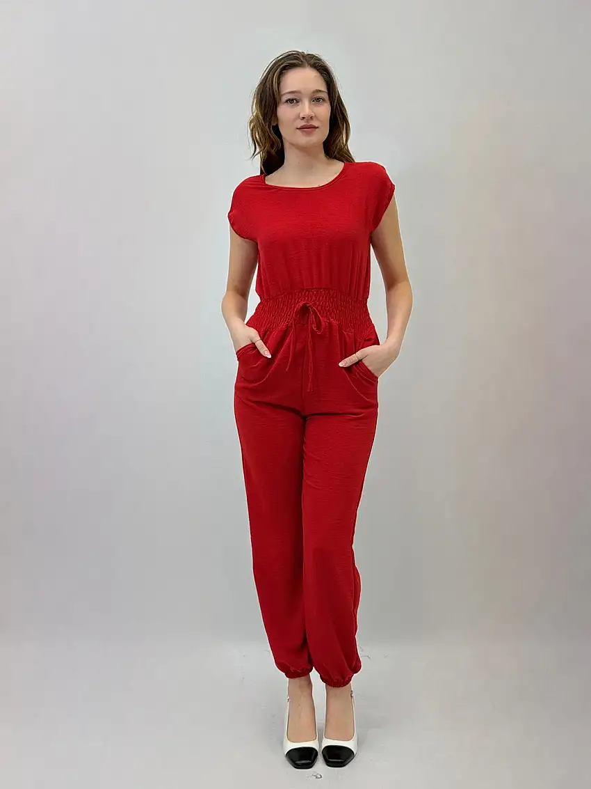 Tuta smanicata con dettaglio elastico in vita