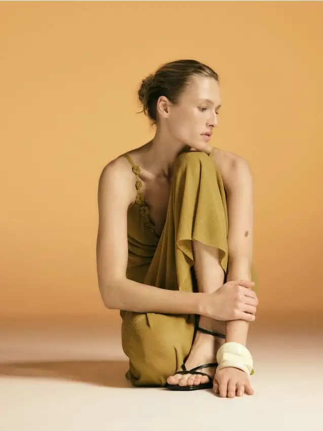 Abito con applicazione floreale Colore verde oliva chiaro