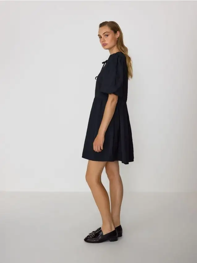 Abito con laccetti Colore nero