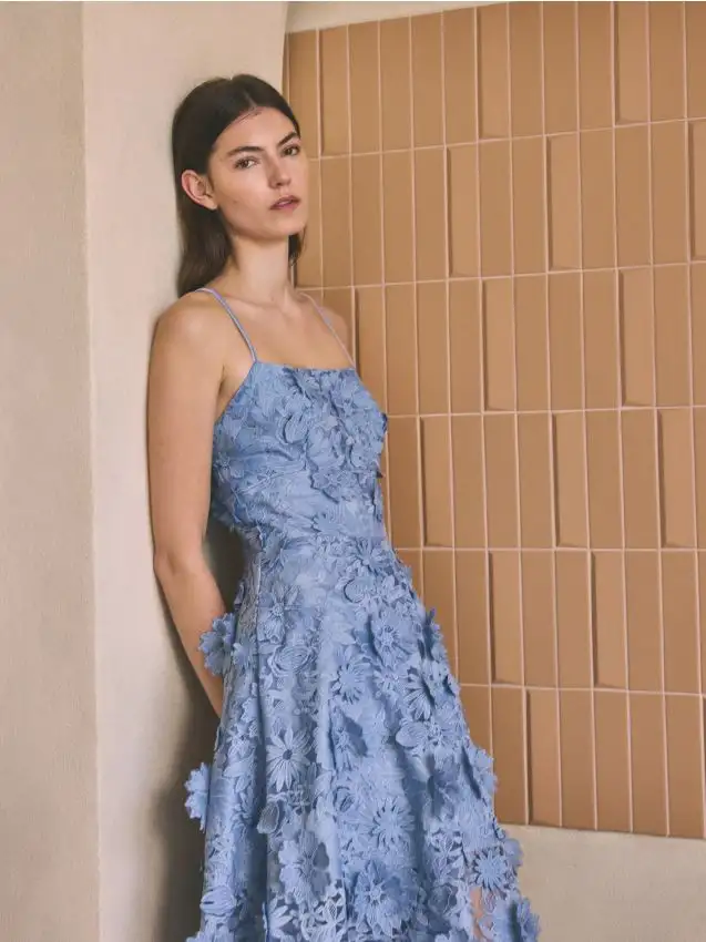 Abito con applicazione floreale Colore blu pallido