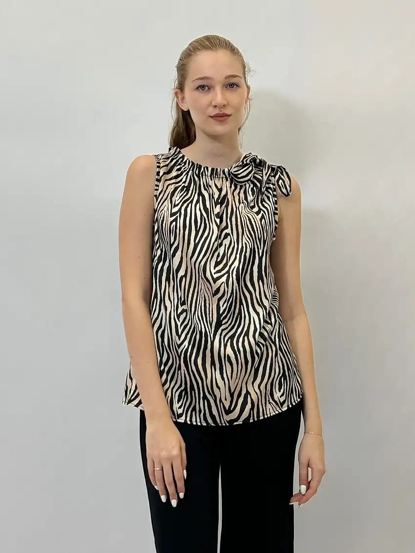Blusa corta smanicata con stampa animalier