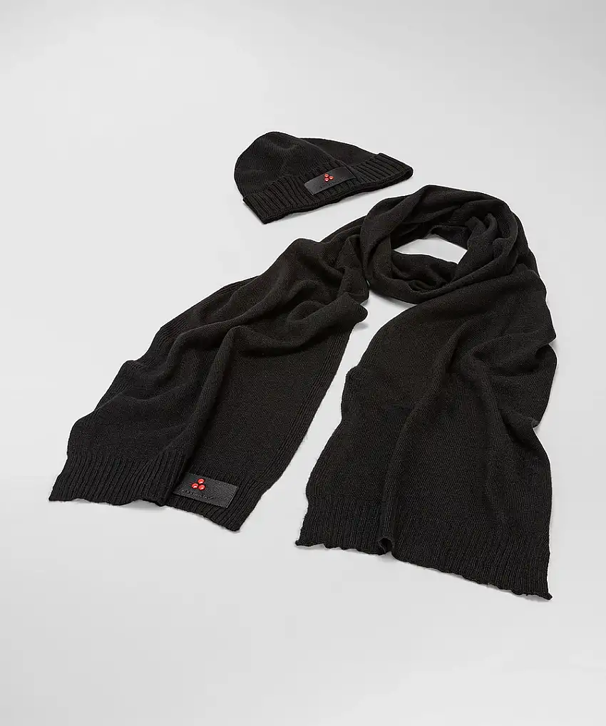Cappello e sciarpa da uomo di colore nero