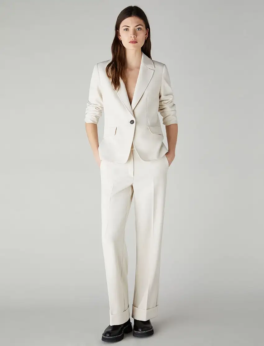 Completo tailleur da donna di colore beige