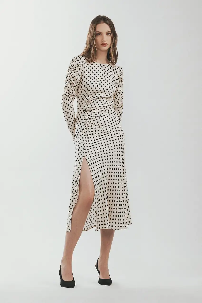 Abito da donna di colore avorio e nero