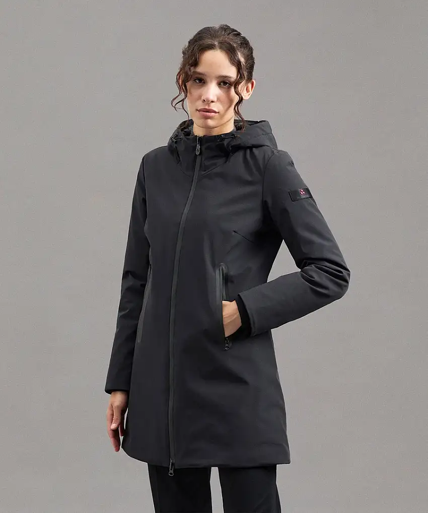 Giubbino da donna di colore nero corvo