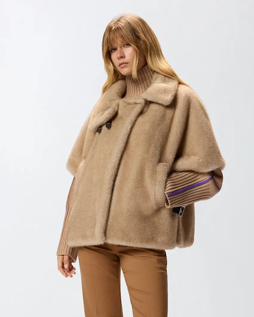 Cappa da donna di colore beige