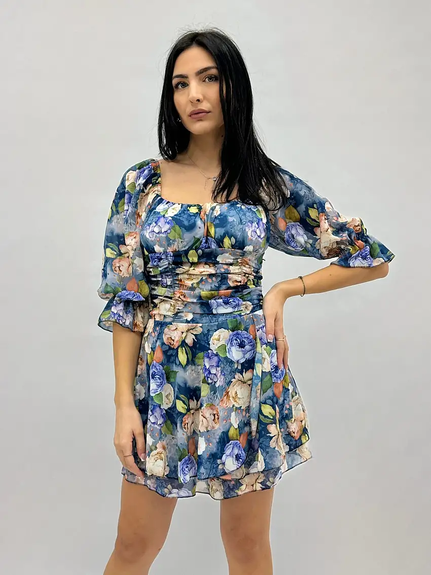 Abito con pantaloncino con fantasia fiori