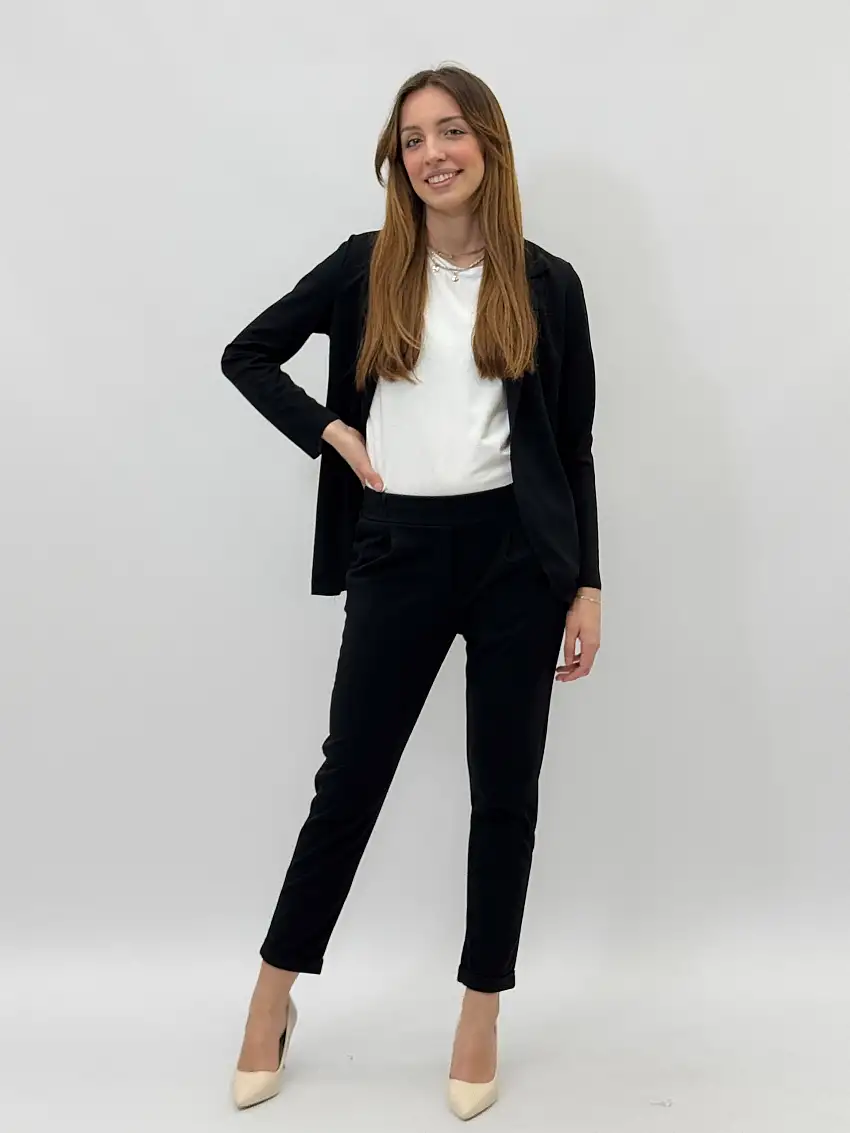 Pantaloni a sigaretta con svolta