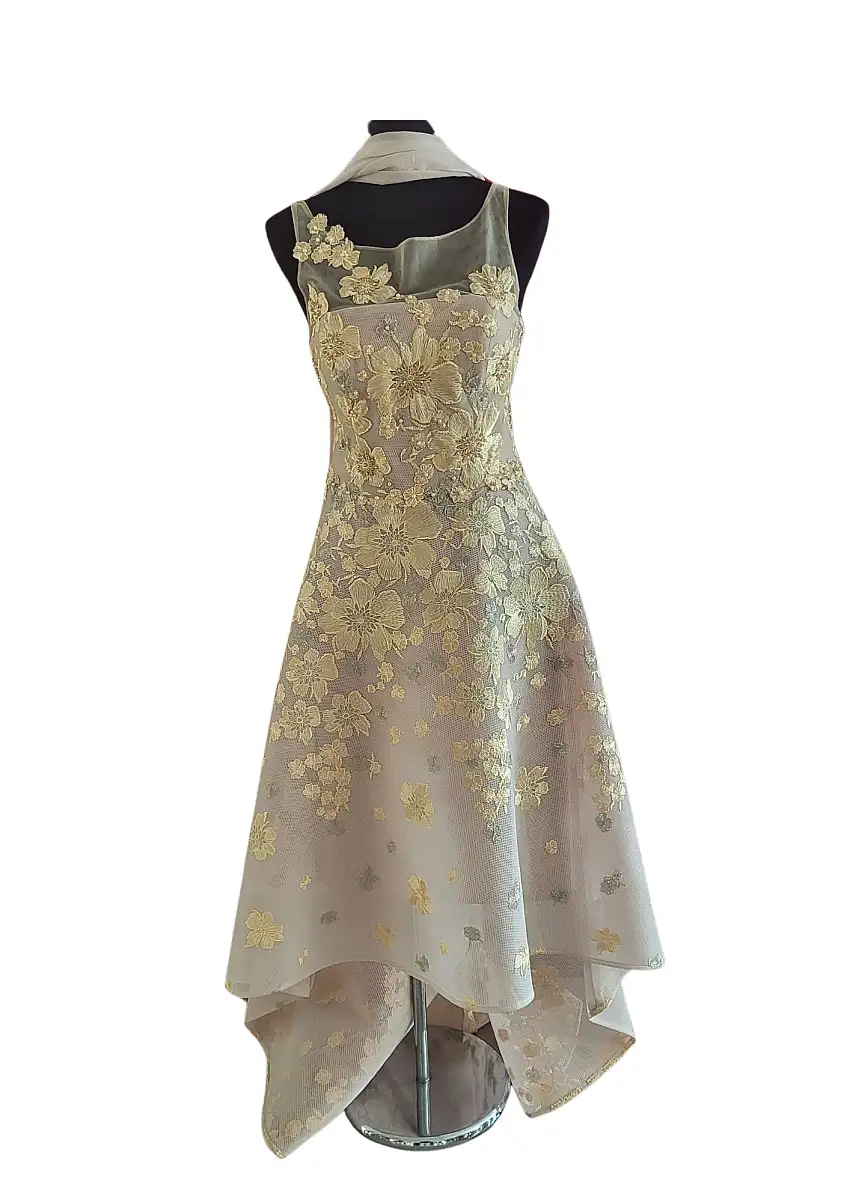 Abito con stola da donna di colore nudo/gold