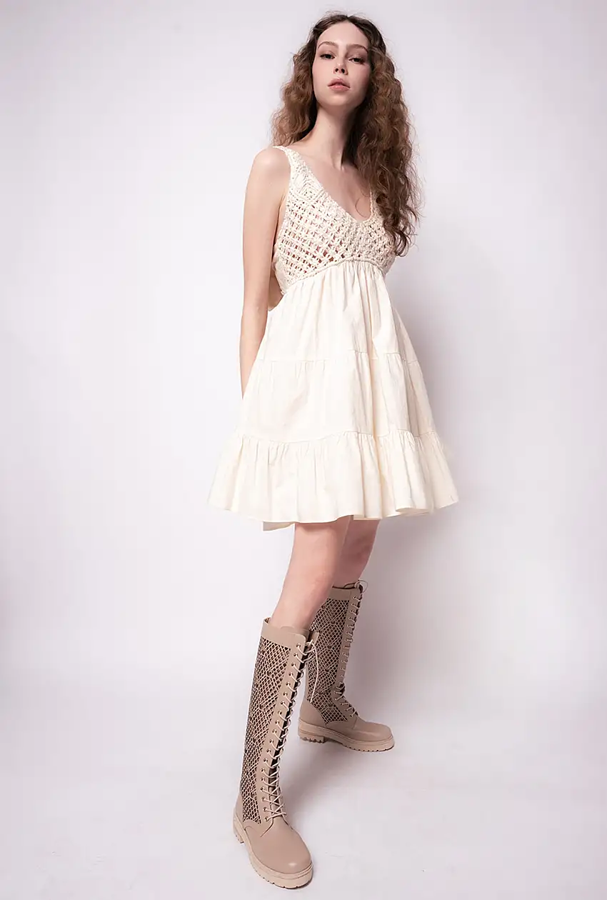 Abito da donna di colore beige e panna