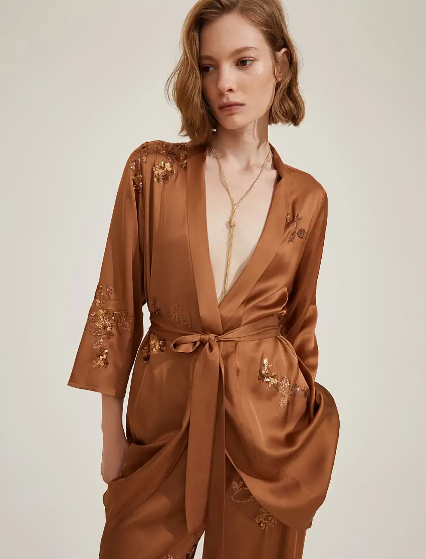 Kimono da donna di colore marrone
