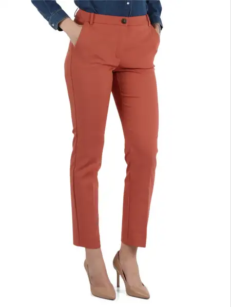 Pantalone da donna di colore mattone