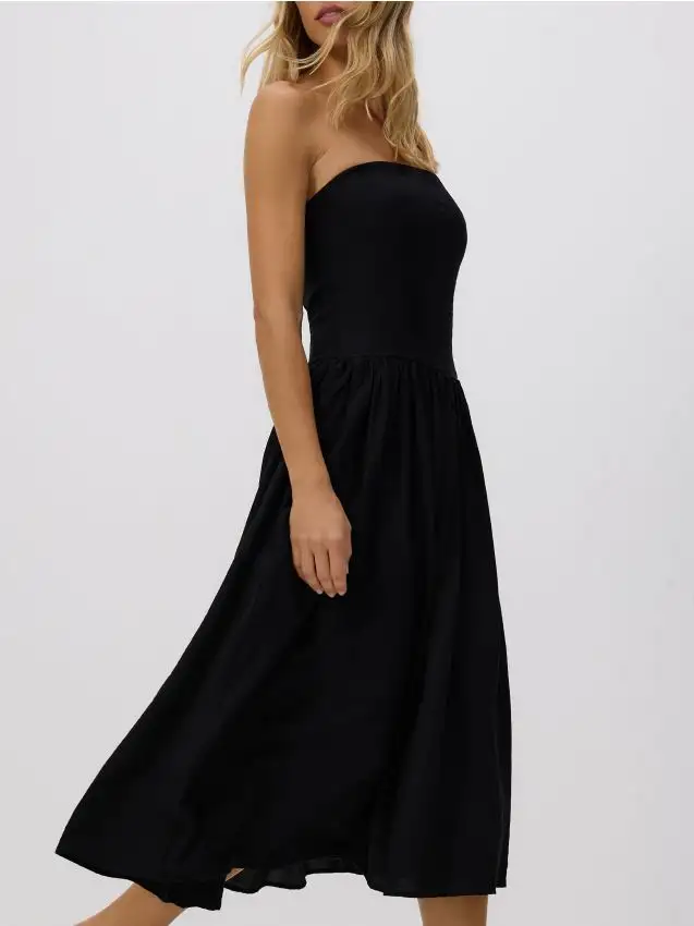 Abito con scollo semplice Colore nero