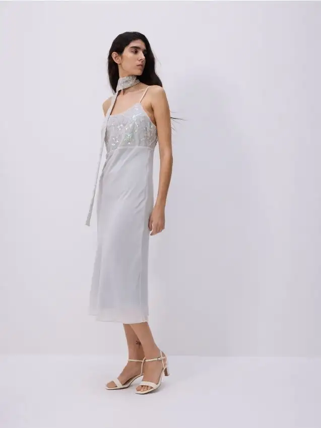 Abito con cintura decorativa Colore turchese pallido