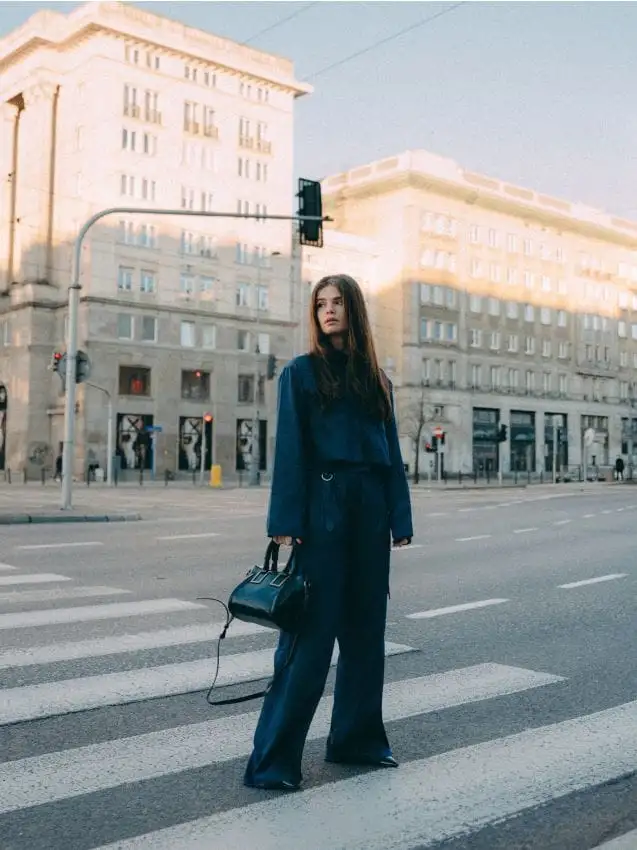 Camicia in raso dal taglio corto Colore blu scuro