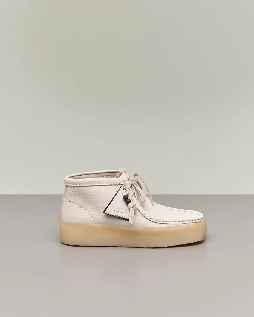 Wallabee Cup in pelle color ghiaccio effetto martellato con suola alta in para