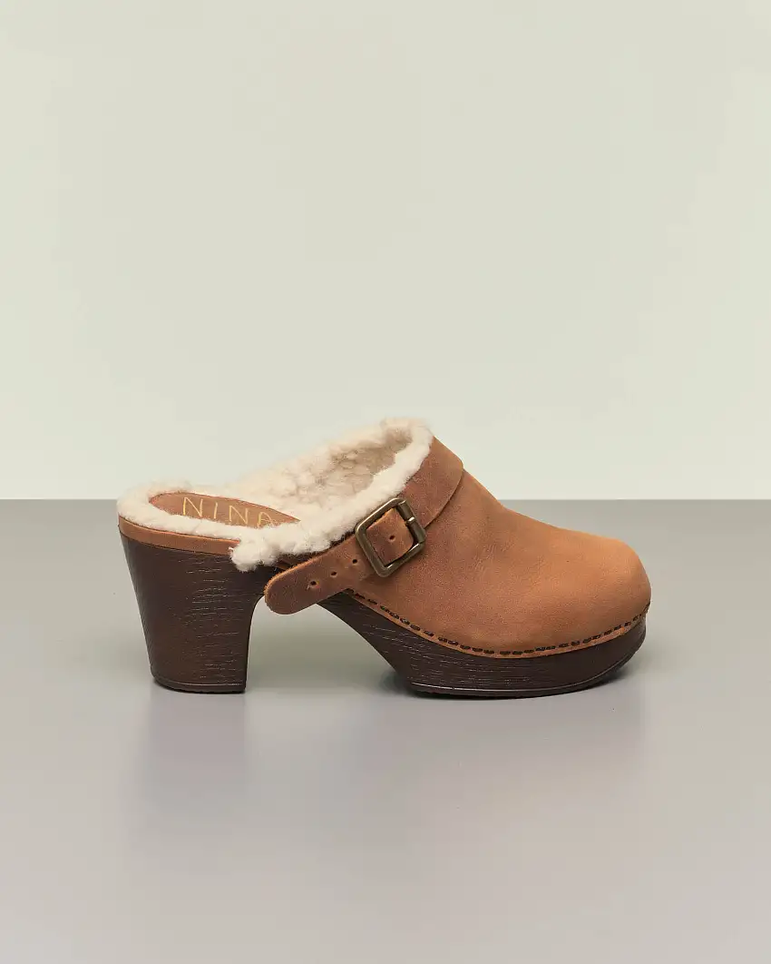 Zoccoli in cuoio con tacco alto cinturino laterale e interno in montone bianco