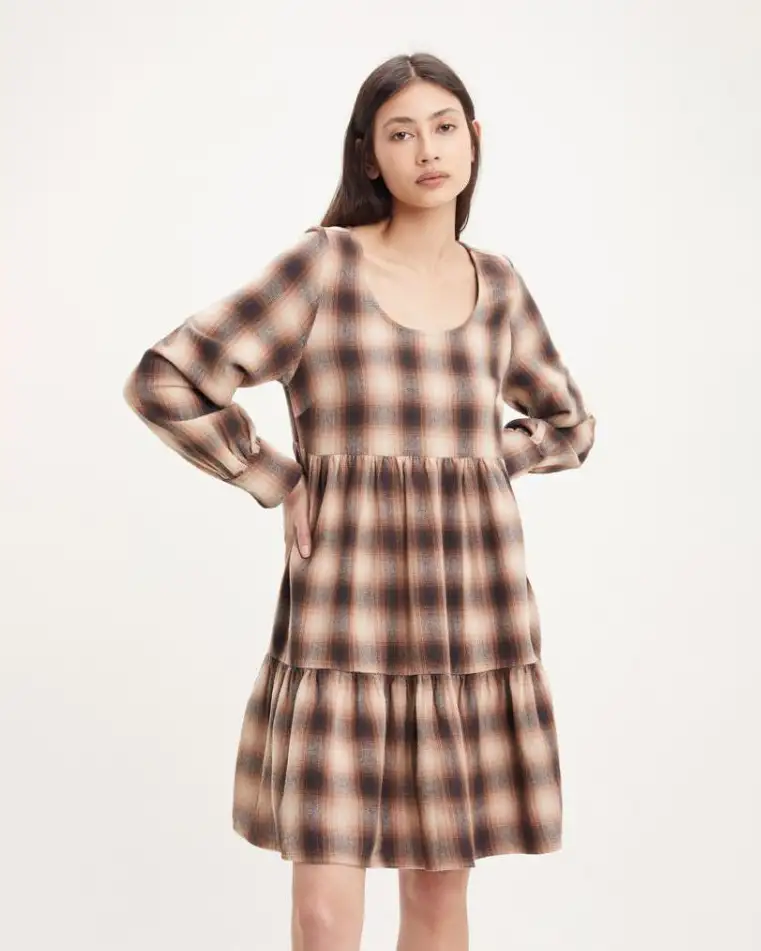 Abito corto a fantasia check marrone e cammello con scollo tondo e balze sulla gonna