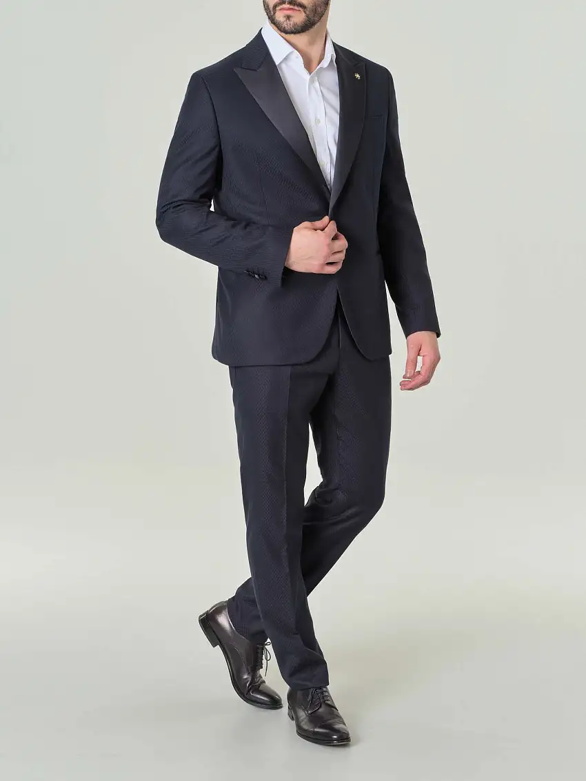 Abito blu in tela stretch fantasia microspinata con revers a lancia