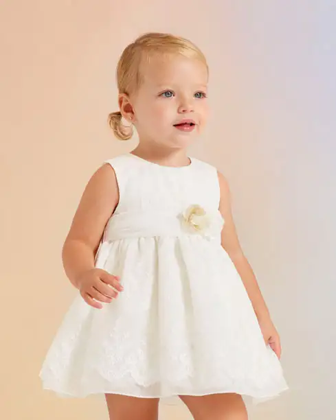 Abito bianco in organza con ricami in pizzo bianco e cintura abbinata con fiori e fiocco sul retro 12-24 mesi