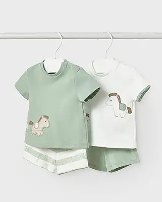 Completo composto da t-shirt bianca a mezza manica con patch cavallino e bermuda salvia 4-12 mesi
