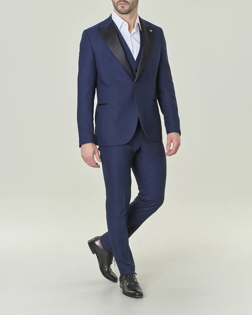 Abito blu con gilet in tessuto armaturato di misto viscosa stretch con revers a lancia in raso