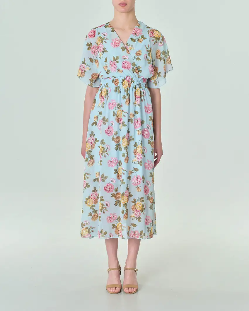 Abito lungo azzurro in chiffon a fantasia floreale rosa con maniche ad aletta scollo a V e fascia in punto smock in vita