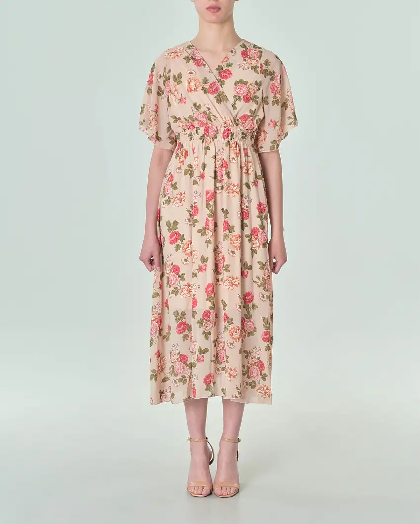 Abito lungo color cipria in chiffon a fantasia floreale rosa con maniche ad aletta scollo a V e fascia in punto smock in vita