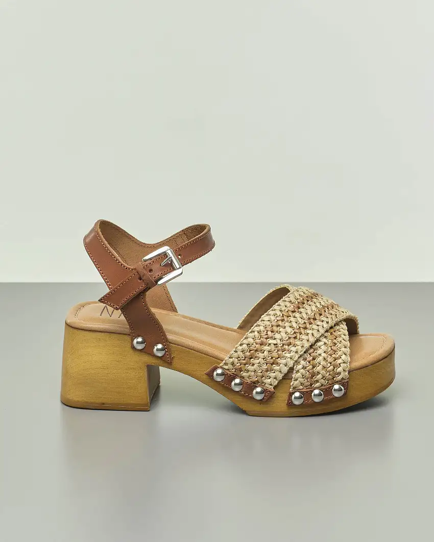 Sandalo plateau cuoio e beige dal tacco basso con fascia frontale in raffia con motivo a righe chevron