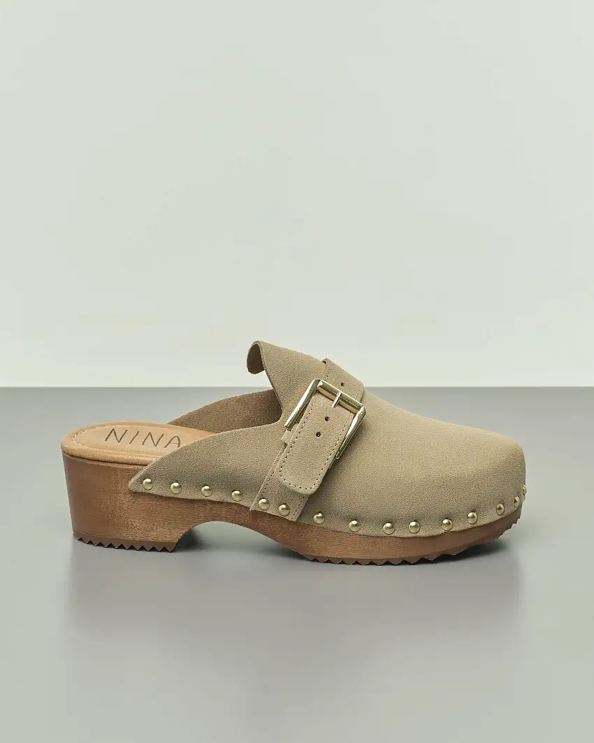 Zoccoli color sabbia con tomaia in suede tacco basso e cinturino laterale