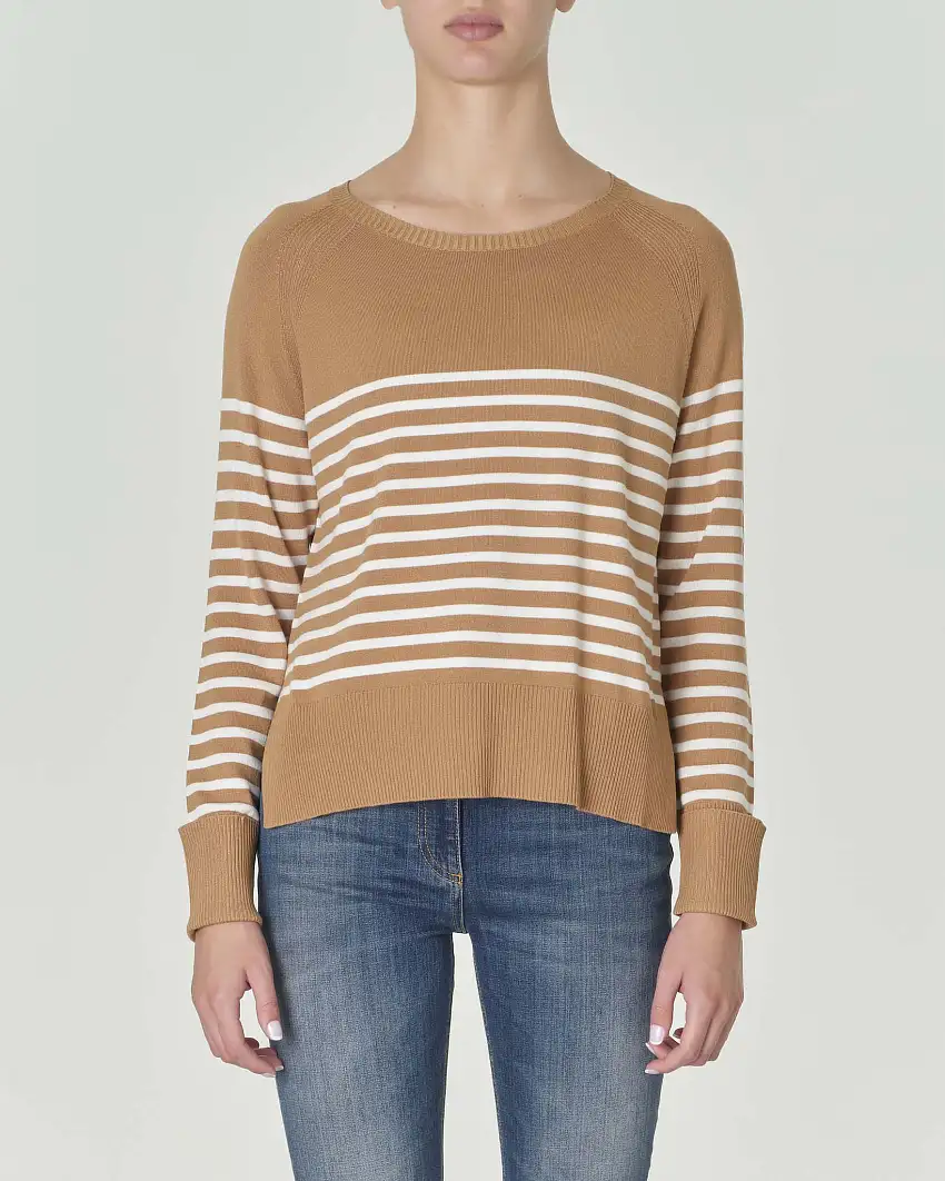 Maglia color cammello a righe bianche in misto viscosa dalla linea dritta con spacchi laterali al fondo