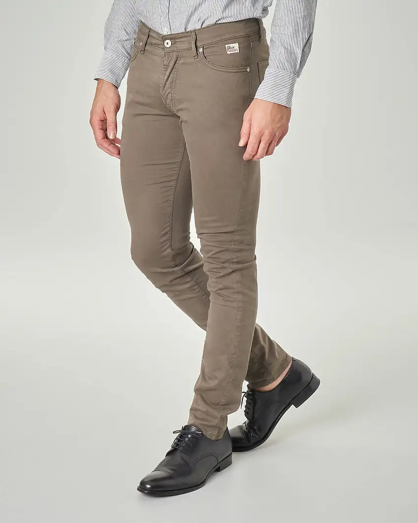 Pantalone marrone cinque tasche in gabardina di cotone stretch