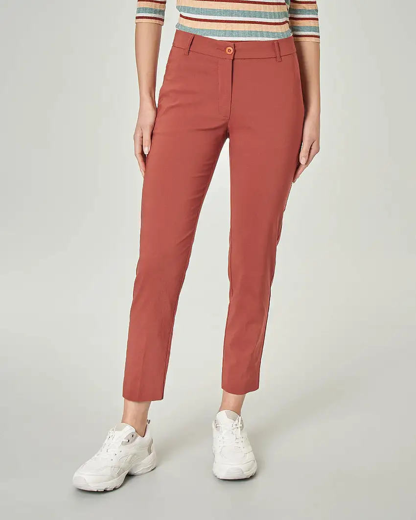 Pantaloni sopra la caviglia in tessuto misto ramiè stretch color mattone