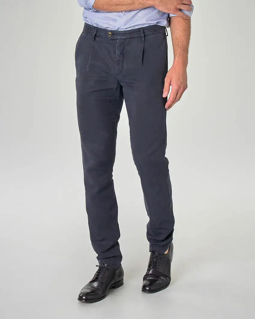 Pantalone chino blu in misto lyocell cotone e lino con una pinces
