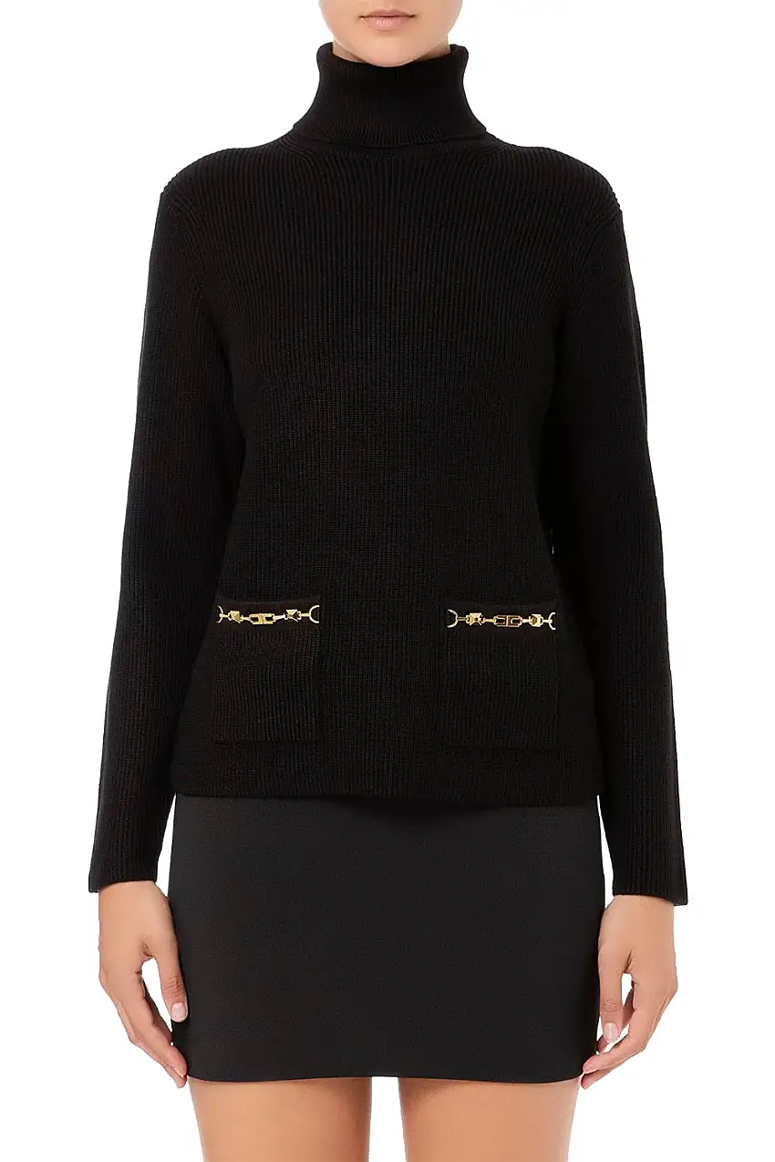 Maglia a Costine con Collo Alto e Dettaglio Morsetto