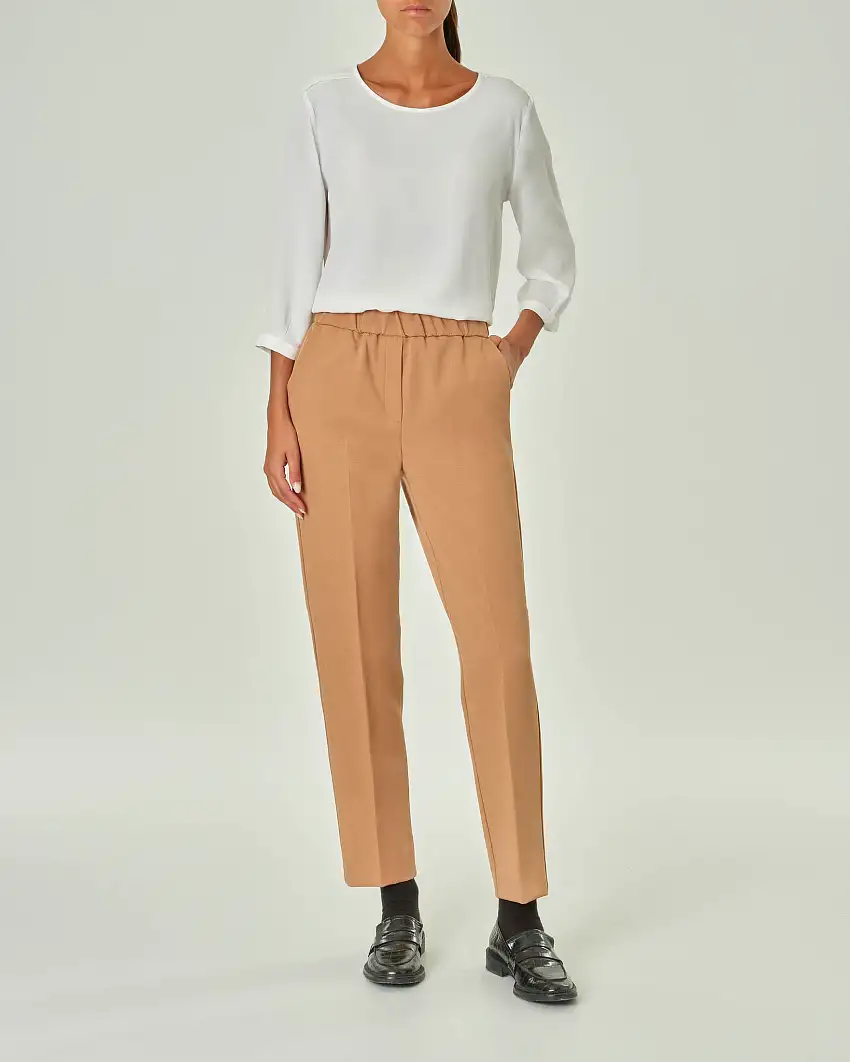 Pantaloni slim color cammello in tessuto diagonale stretch con elastico in vita